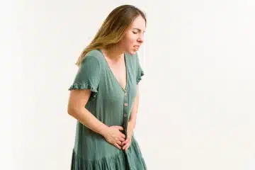 Femme souffrant d'une infection urinaire chronique et résistante